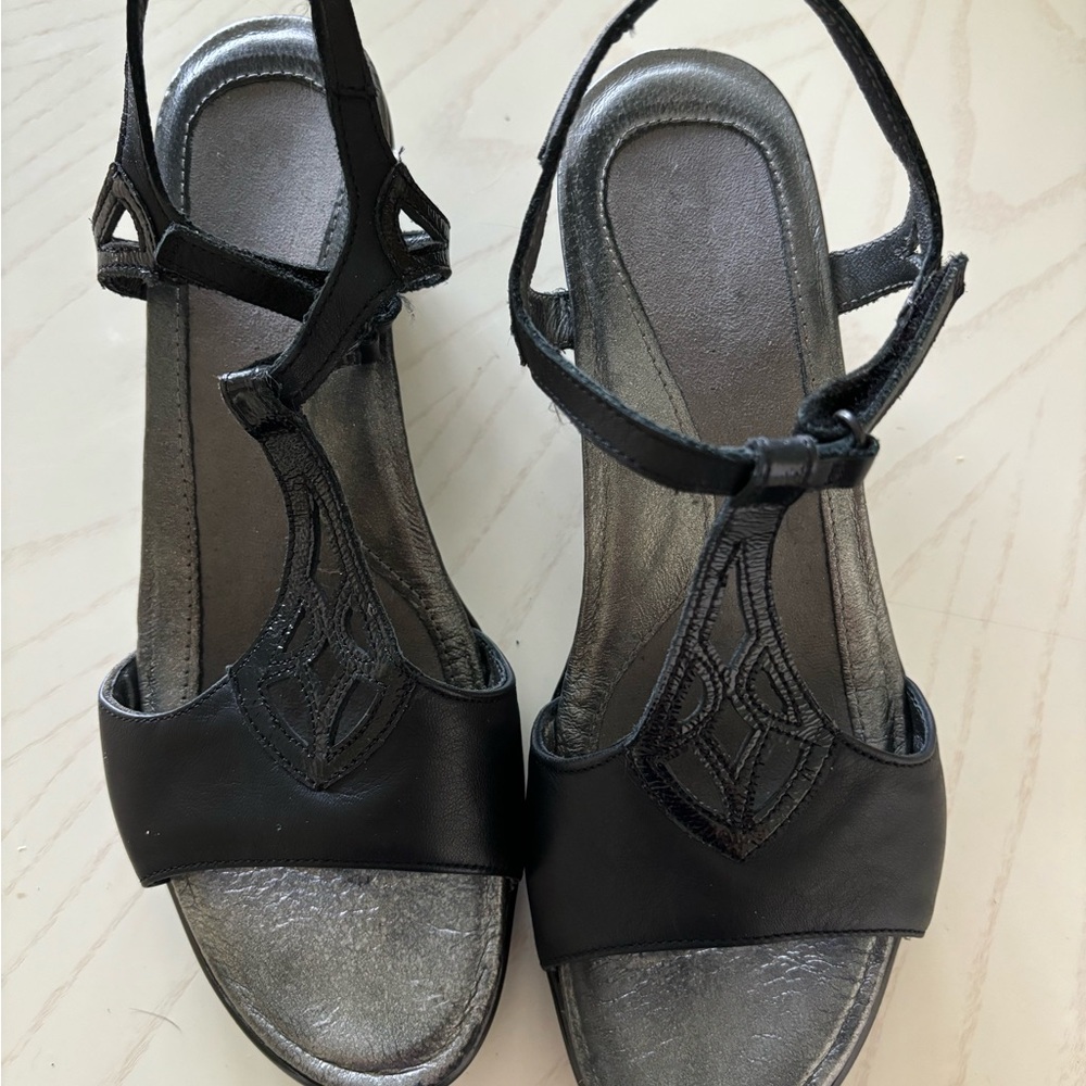 SUPERBLY COMFY, ATTRACTIVE AND GREAT SANDALS IN PRISTINE CONDITION.